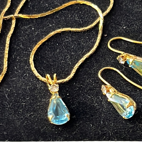 HOST PICK-Necklace/earrings set goldtone/blue - Picture 3 of 4